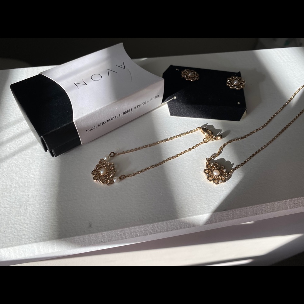Avon belle and blush filigree 3 piece gift set